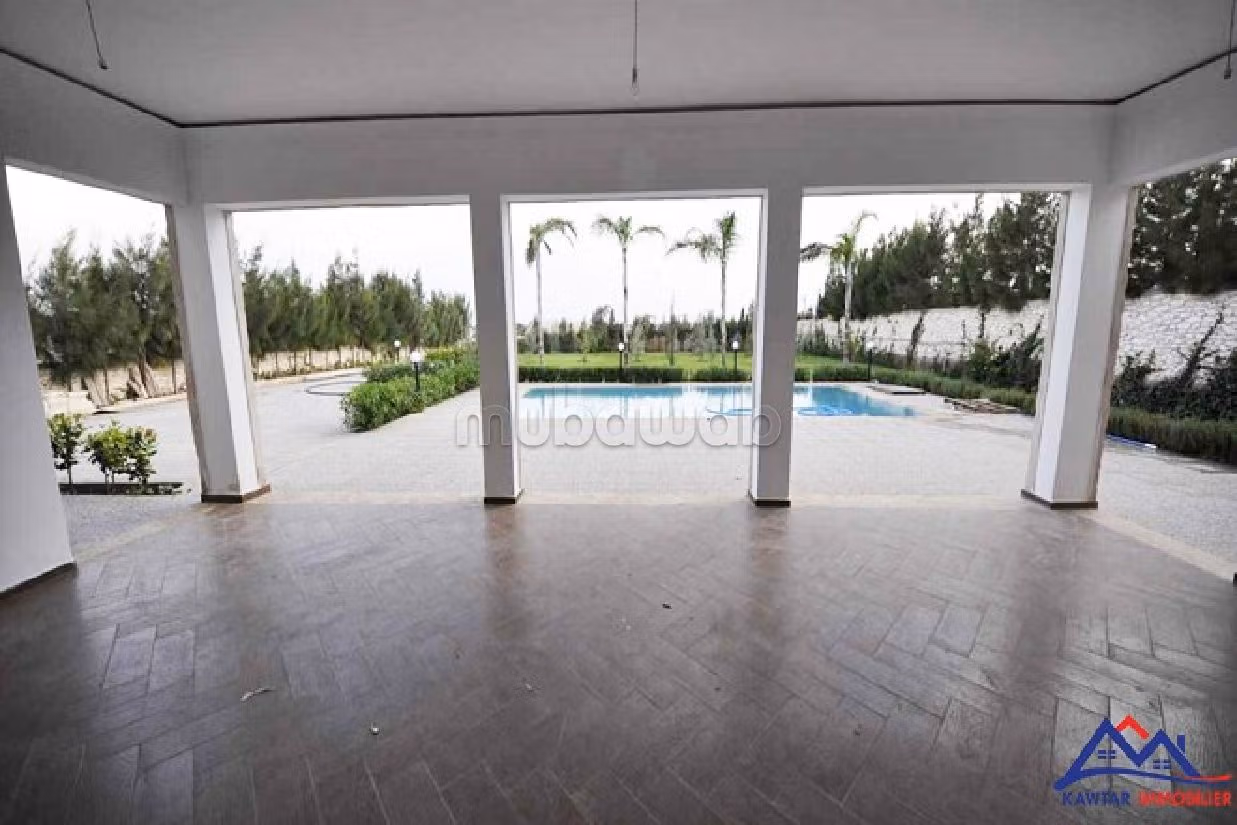 فيلا رائعة للبيع ب دوار العرب. المساحة الكلية 1 550 م². خدمة البواب ، حمام سباحة جميل.