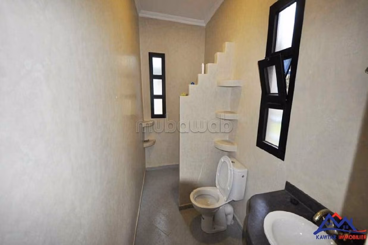 فيلا رائعة للبيع ب دوار العرب. المساحة الكلية 1 550 م². خدمة البواب ، حمام سباحة جميل.