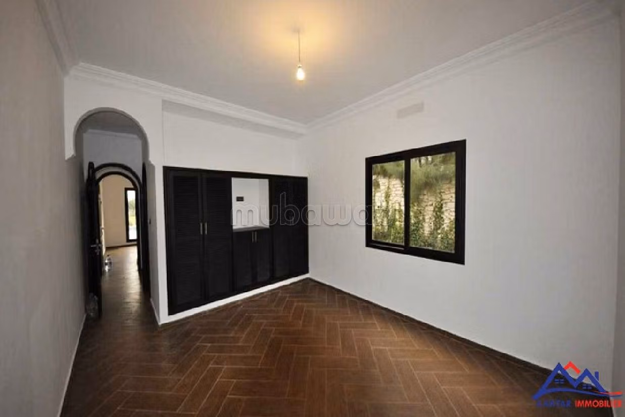 فيلا رائعة للبيع ب دوار العرب. المساحة الكلية 1 550 م². خدمة البواب ، حمام سباحة جميل.