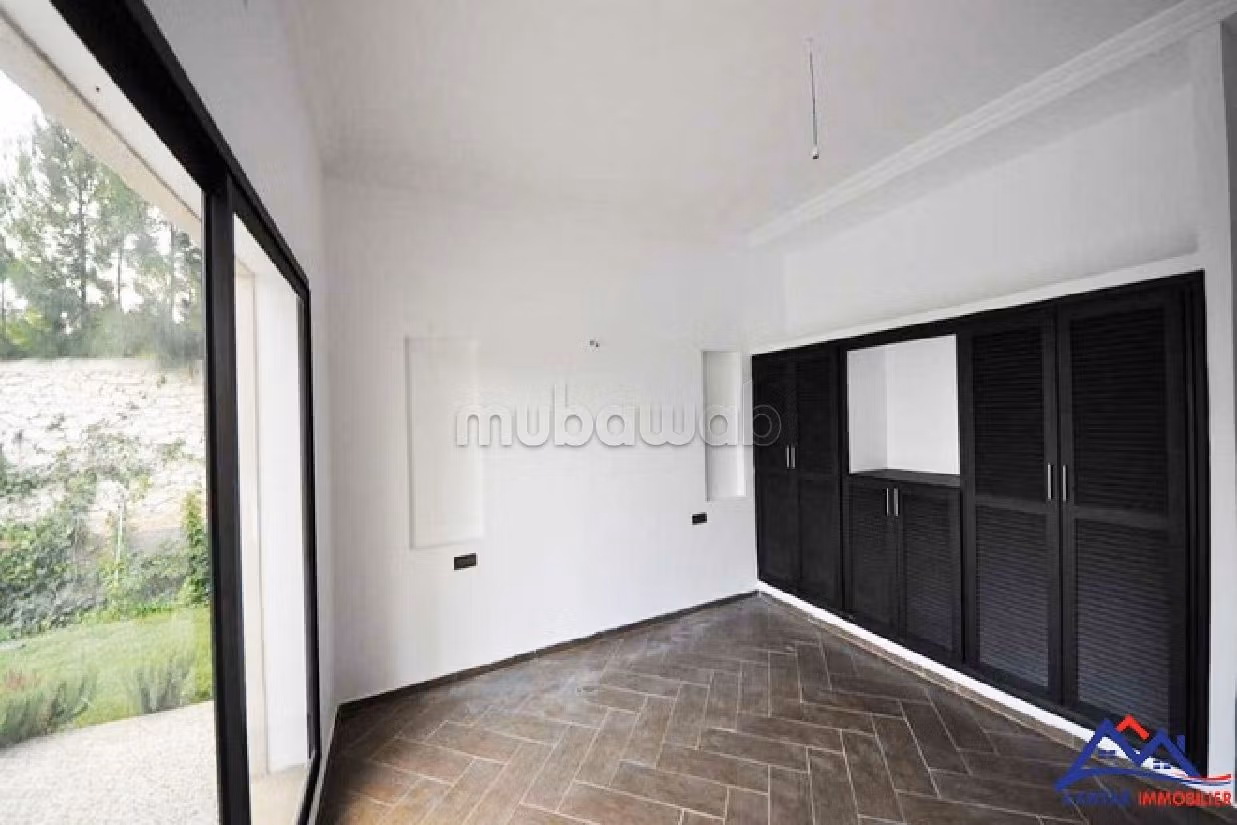 فيلا رائعة للبيع ب دوار العرب. المساحة الكلية 1 550 م². خدمة البواب ، حمام سباحة جميل.