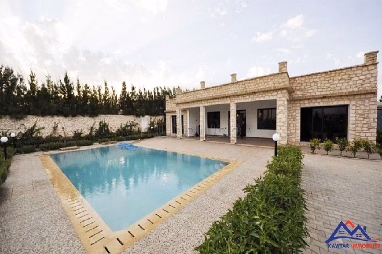 فيلا رائعة للبيع ب دوار العرب. المساحة الكلية 1 550 م². خدمة البواب ، حمام سباحة جميل.