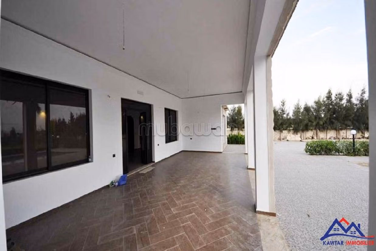 فيلا رائعة للبيع ب دوار العرب. المساحة الكلية 1 550 م². خدمة البواب ، حمام سباحة جميل.