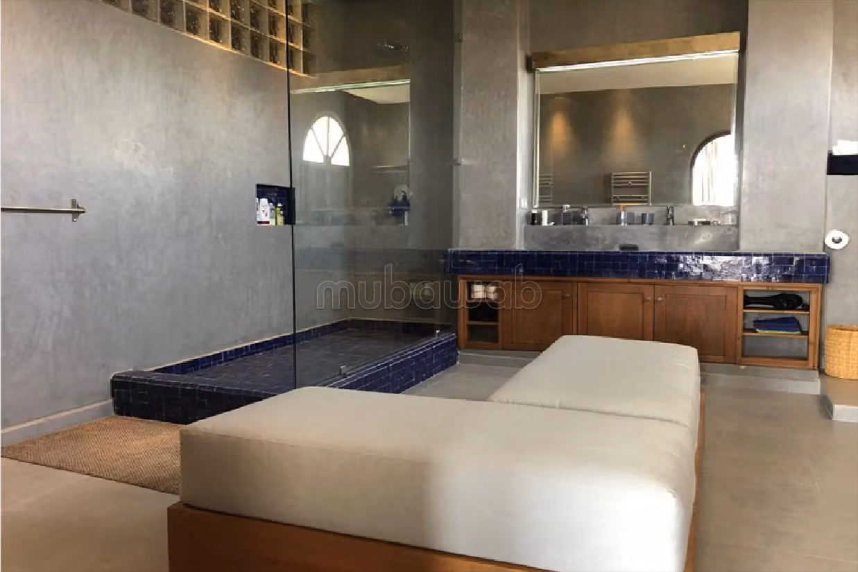 فيلا فخمة للبيع ب طريق أكادير. 4 غرف. حديقة وشرفة