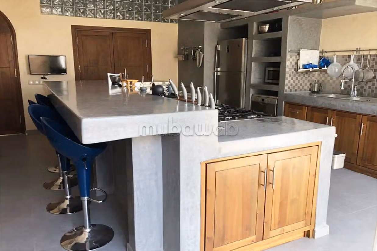 فيلا فخمة للبيع ب طريق أكادير. 4 غرف. حديقة وشرفة