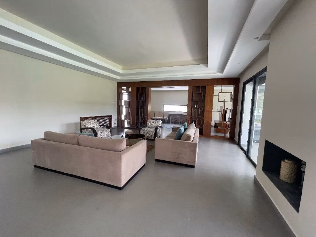 Alquiler de villa de alta gama en Souissi. 5 dormitorios. Salón con decoración marroquí, sistema de parábola general. 