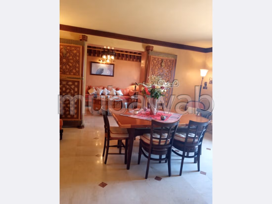 شقق للكراء بحـي الشاطئ. المساحة الكلية 220 م². مكان وقوف السيارات وشرفة