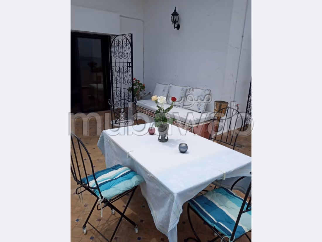 شقق للكراء بحـي الشاطئ. المساحة الكلية 220 م². مكان وقوف السيارات وشرفة