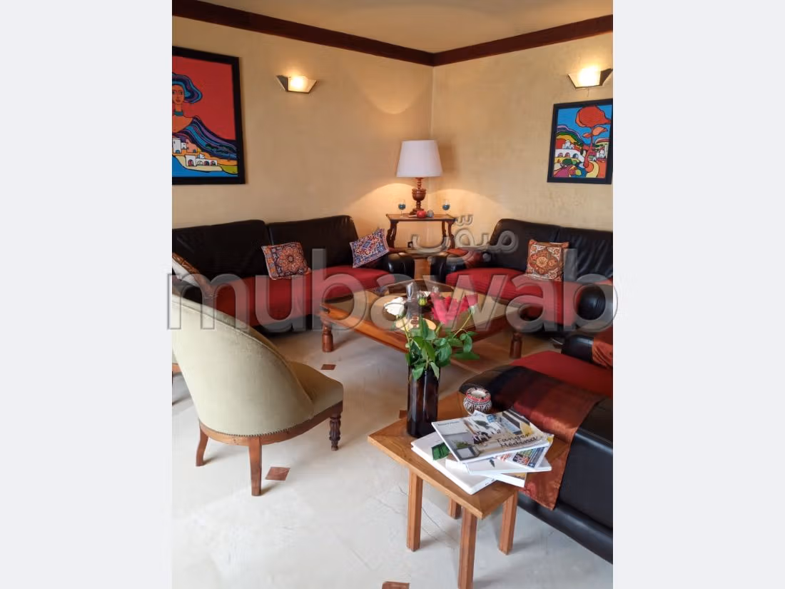 شقق للكراء بحـي الشاطئ. المساحة الكلية 220 م². مكان وقوف السيارات وشرفة