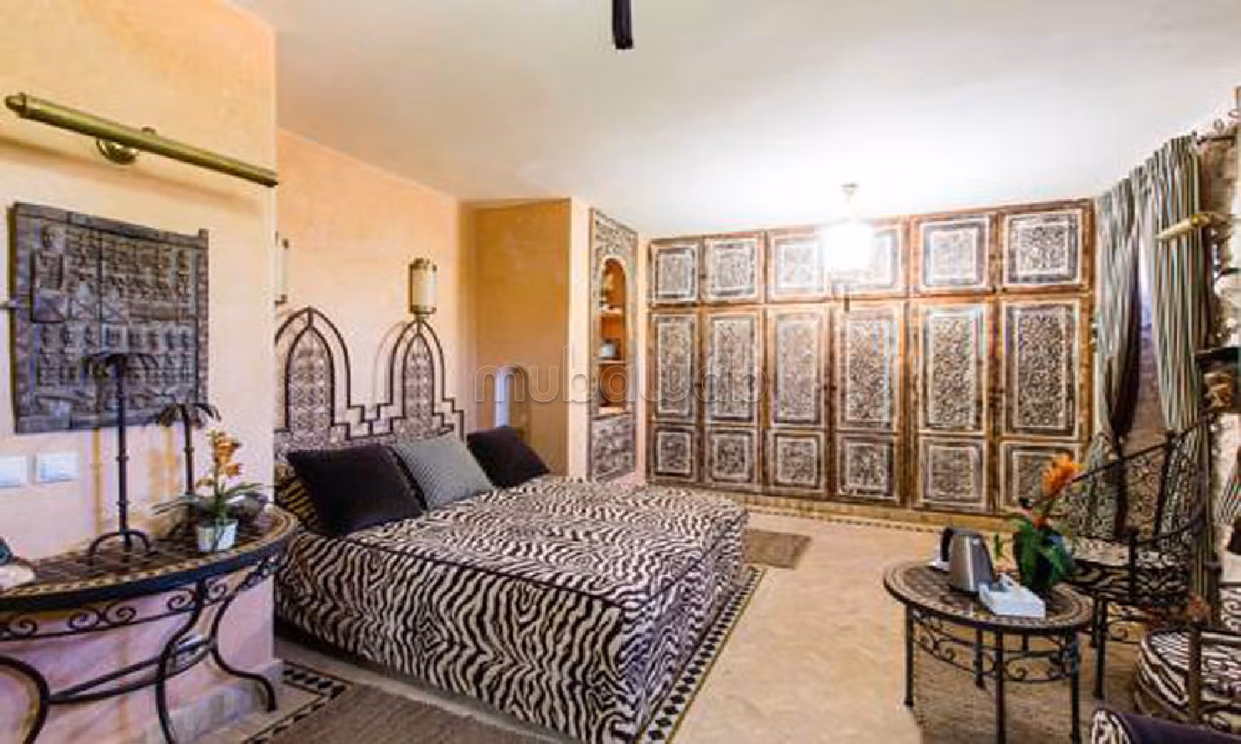 Fabulous villa for sale in Lahrarta. Area of 11000 m². Caretaker available, Large swimming pool