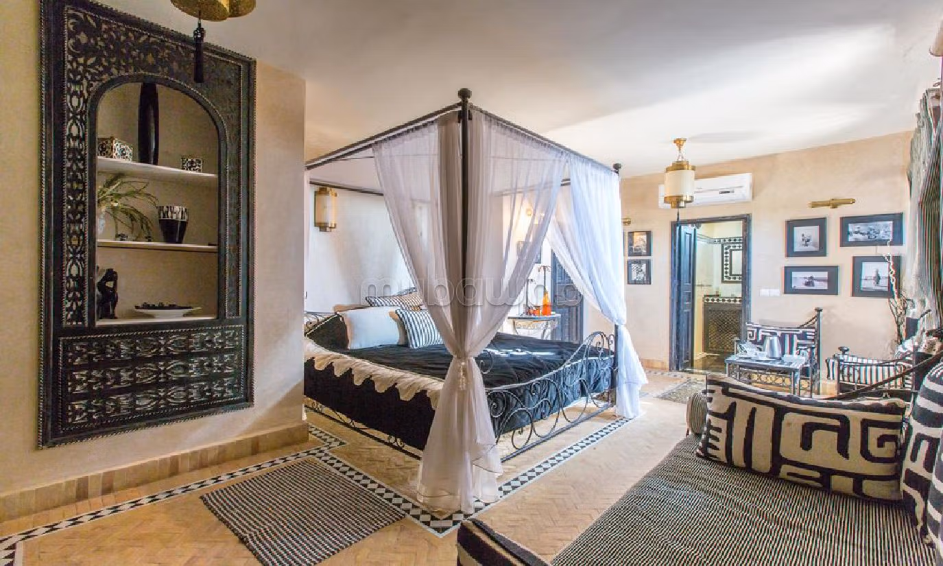 Fabulous villa for sale in Lahrarta. Area of 11000 m². Caretaker available, Large swimming pool