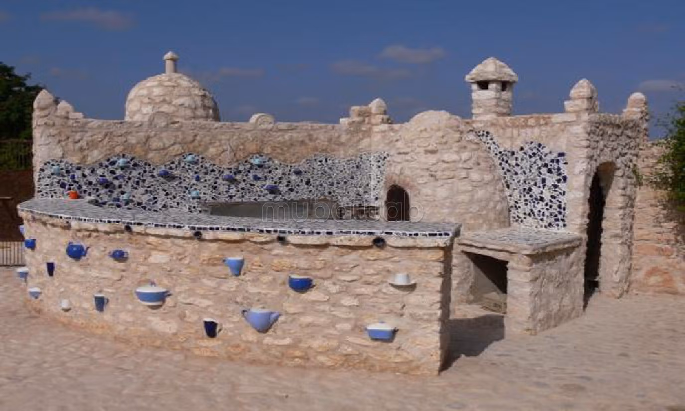 Fabulous villa for sale in Lahrarta. Area of 11000 m². Caretaker available, Large swimming pool