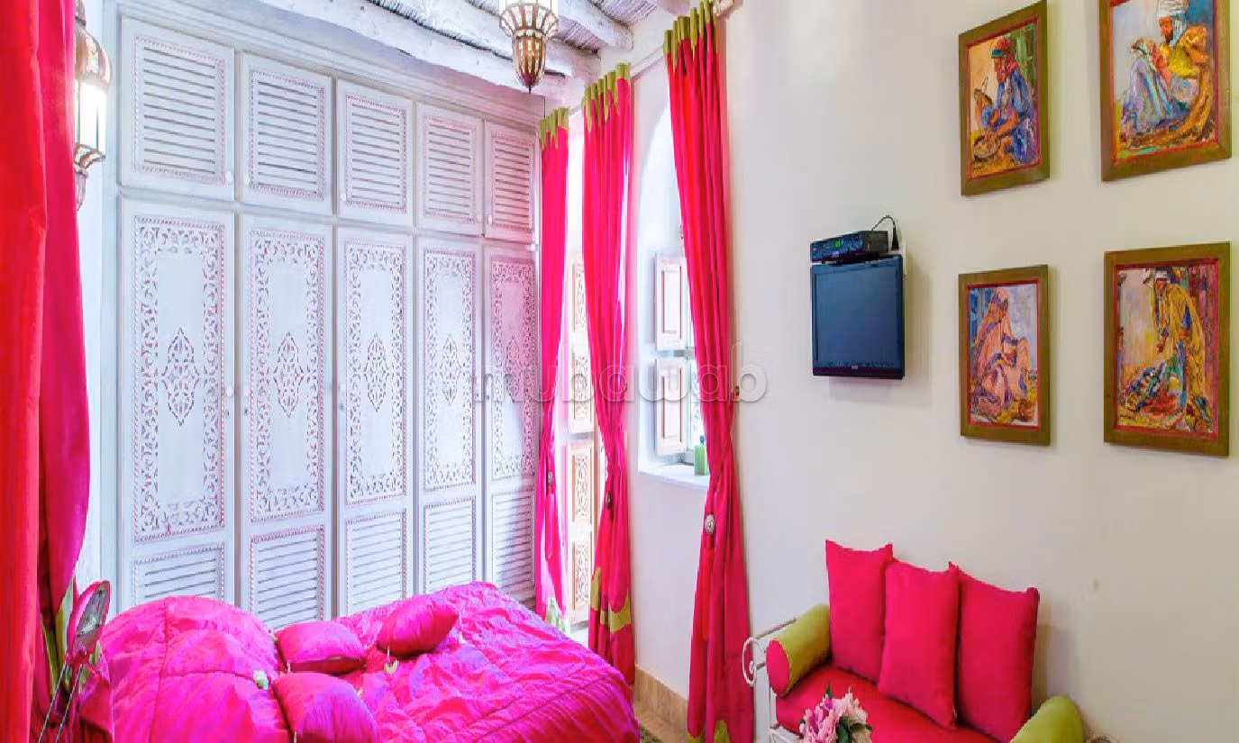 Fabulous villa for sale in Lahrarta. Area of 11000 m². Caretaker available, Large swimming pool