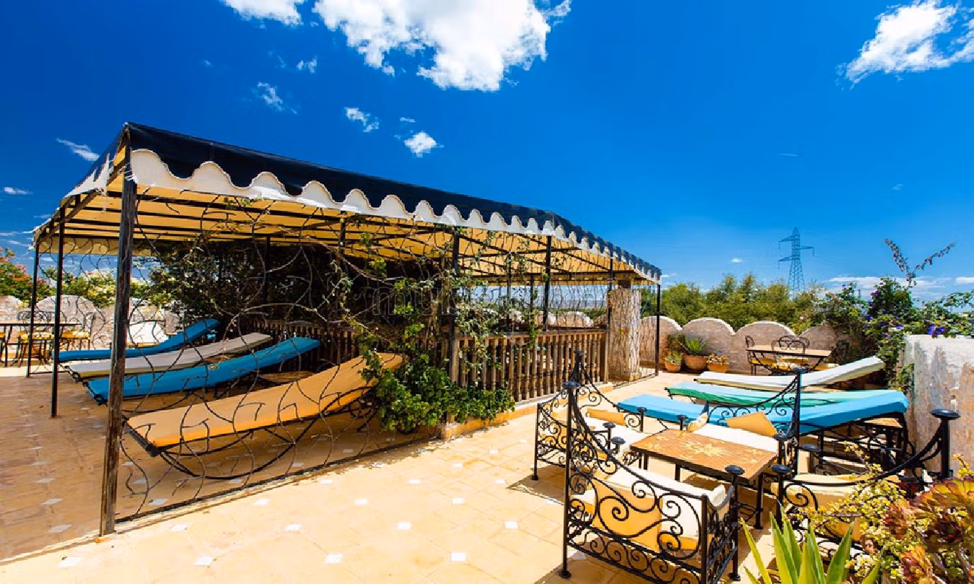 Fabulous villa for sale in Lahrarta. Area of 11000 m². Caretaker available, Large swimming pool