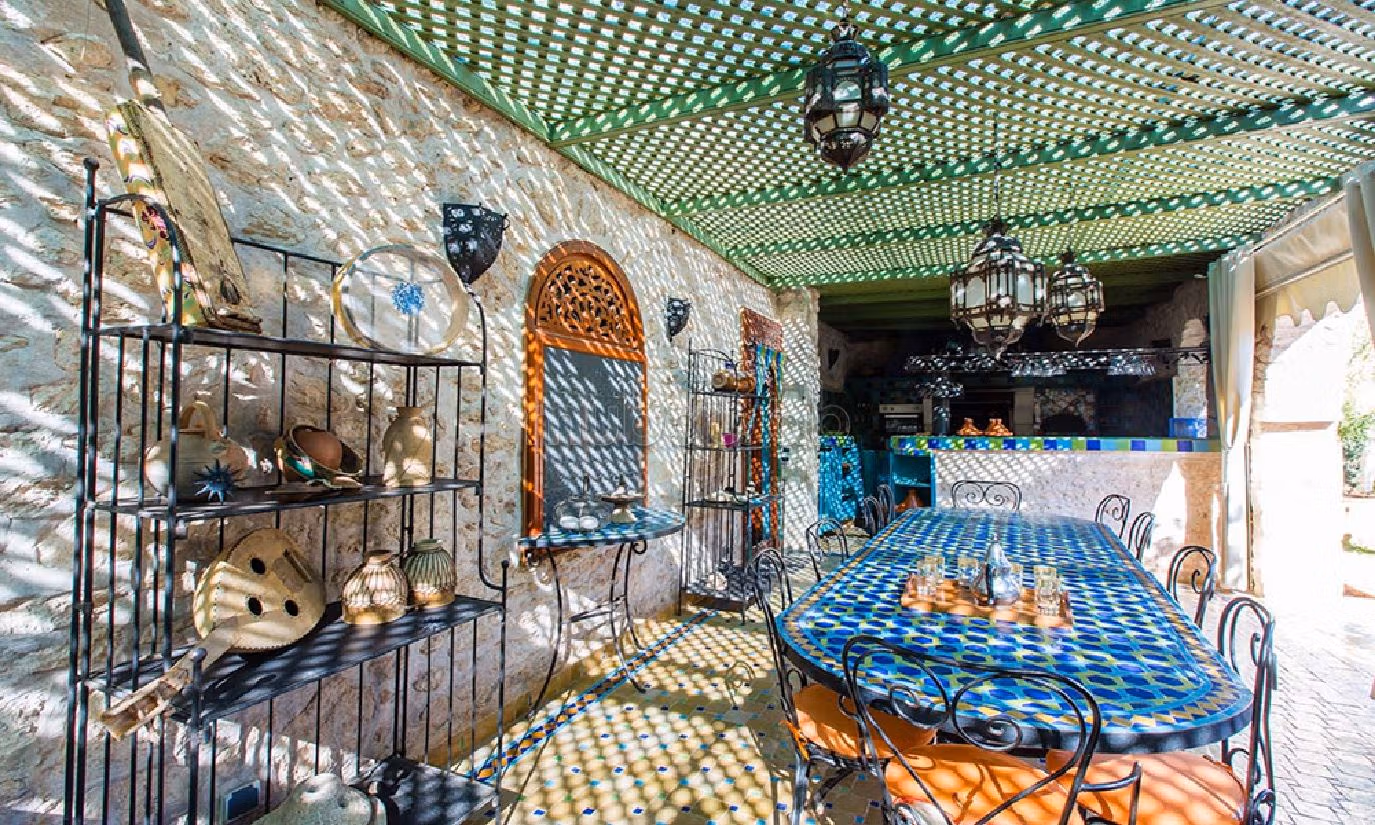 Fabulous villa for sale in Lahrarta. Area of 11000 m². Caretaker available, Large swimming pool