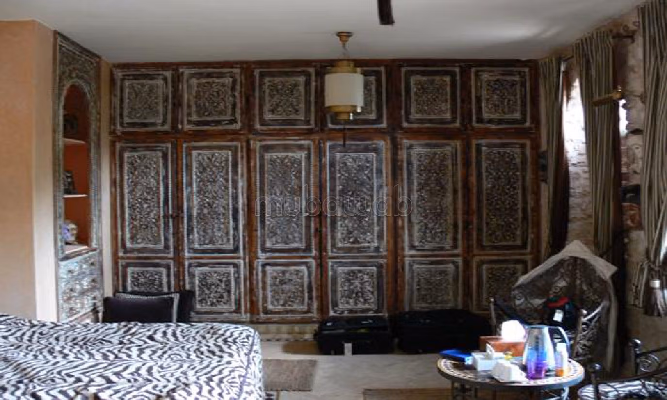 Fabulous villa for sale in Lahrarta. Area of 11000 m². Caretaker available, Large swimming pool