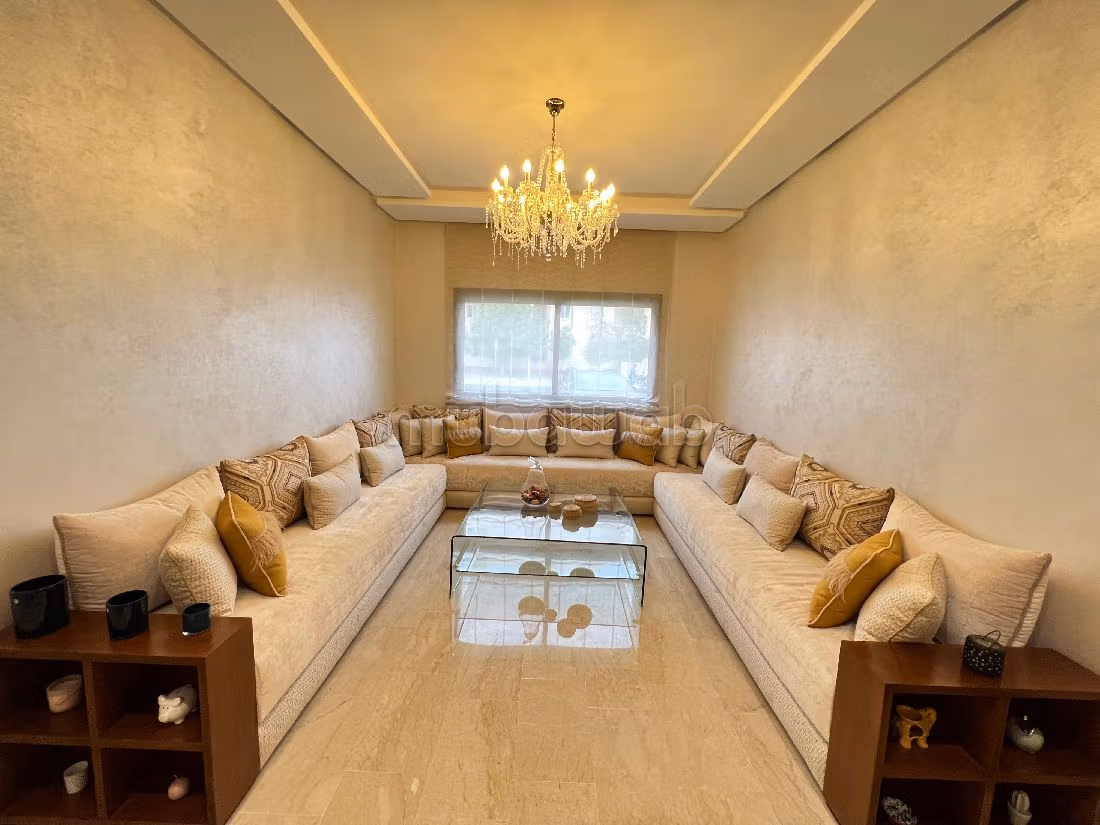 Appartamento in vendita a Guéliz. Superficie totale 80 m². Salone in stile marocchino e antenna parabolica.