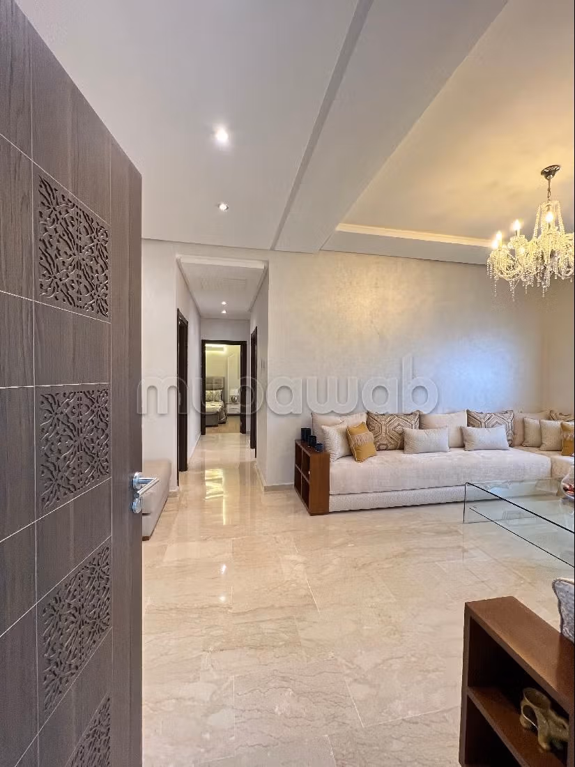 Appartamento in vendita a Guéliz. Superficie totale 80 m². Salone in stile marocchino e antenna parabolica.