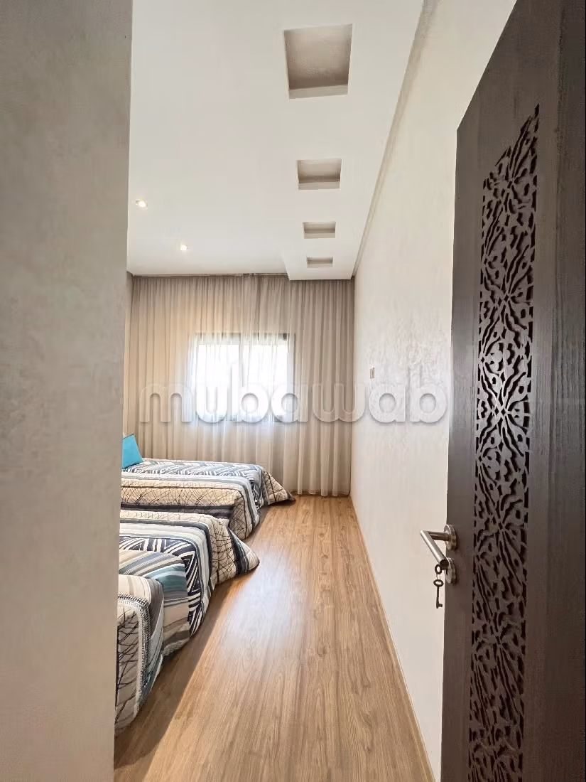 Appartamento in vendita a Guéliz. Superficie totale 80 m². Salone in stile marocchino e antenna parabolica.