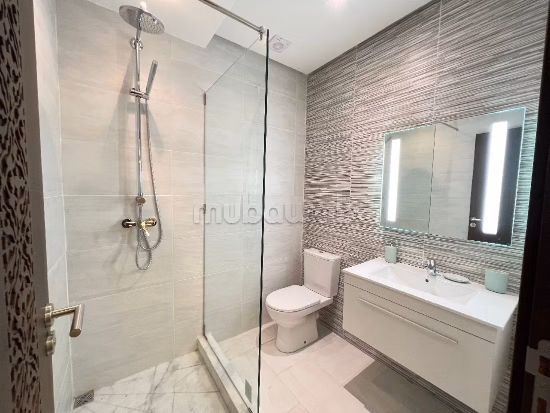 Appartamento in vendita a Guéliz. Superficie totale 80 m². Salone in stile marocchino e antenna parabolica.