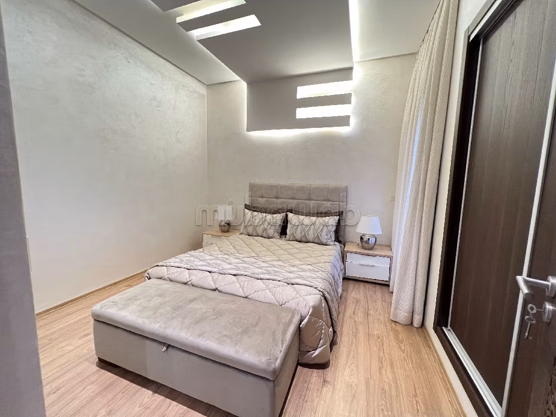 Appartamento in vendita a Guéliz. Superficie totale 80 m². Salone in stile marocchino e antenna parabolica.