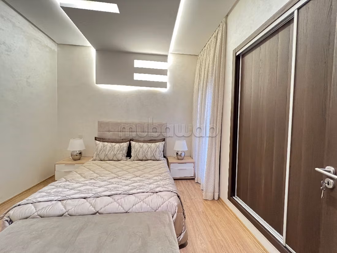 Appartamento in vendita a Guéliz. Superficie totale 80 m². Salone in stile marocchino e antenna parabolica.