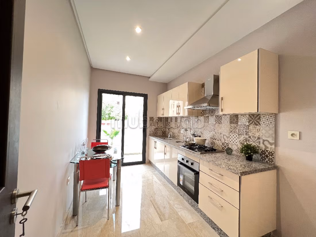 Appartamento in vendita a Guéliz. Superficie totale 80 m². Salone in stile marocchino e antenna parabolica.