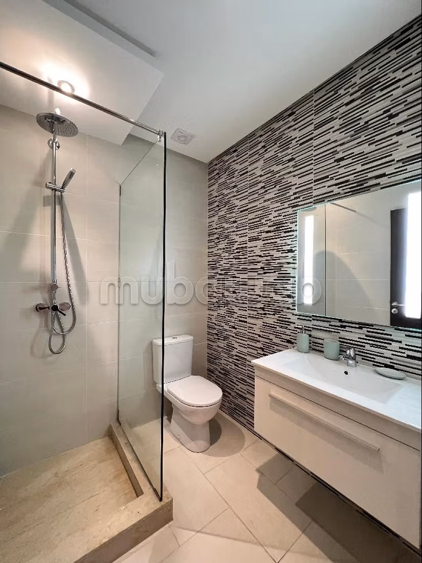 Appartamento in vendita a Guéliz. Superficie totale 80 m². Salone in stile marocchino e antenna parabolica.