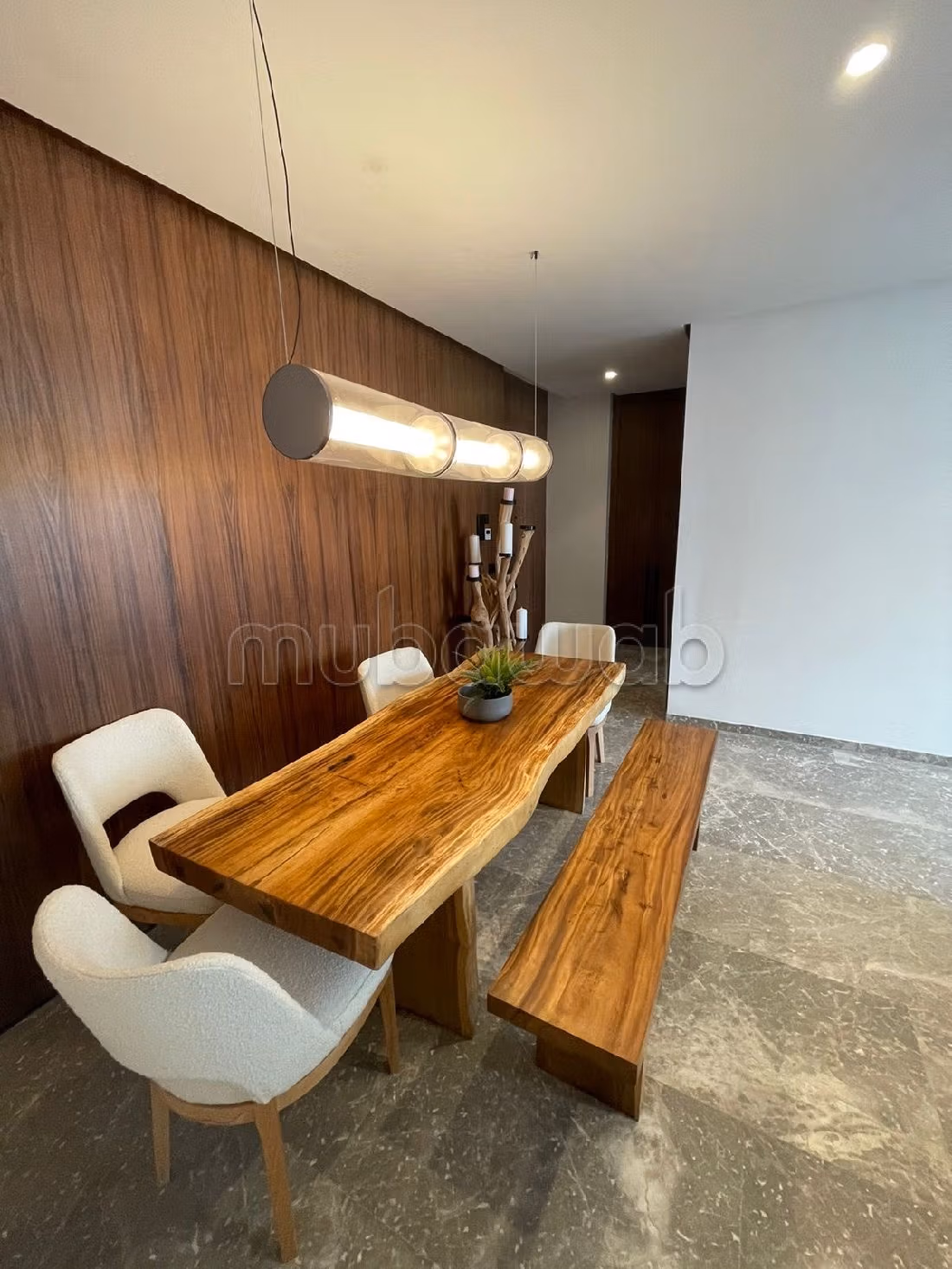 Encuentra un piso en alquiler. 3 Sala. Amueblado.