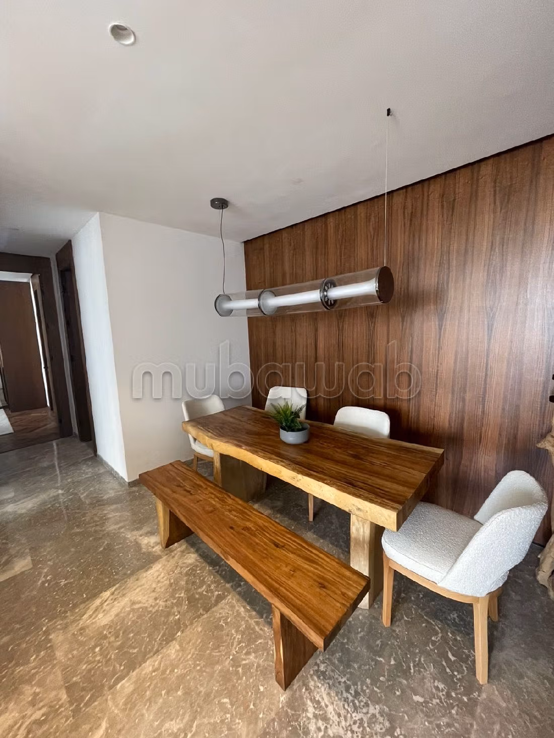 Encuentra un piso en alquiler. 3 Sala. Amueblado.