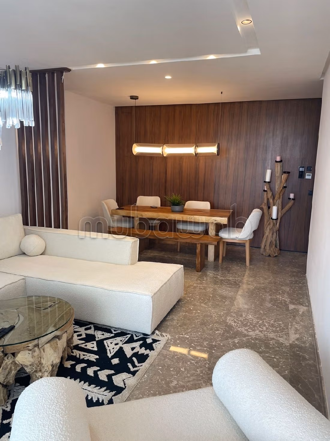 Encuentra un piso en alquiler. 3 Sala. Amueblado.