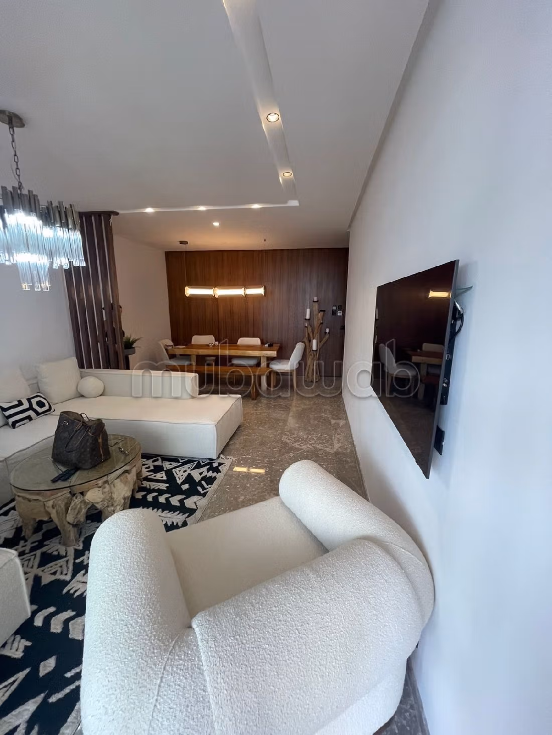 Encuentra un piso en alquiler. 3 Sala. Amueblado.