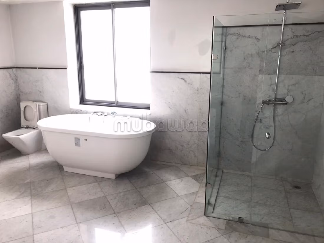 Fabulous villa for rent in Souissi. 5 Small room. Double glazed windows and central heating.