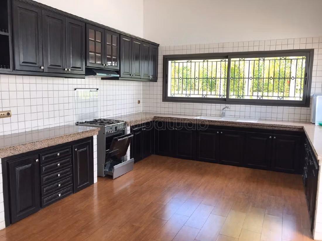 Fabulous villa for rent in Souissi. 5 Small room. Double glazed windows and central heating.