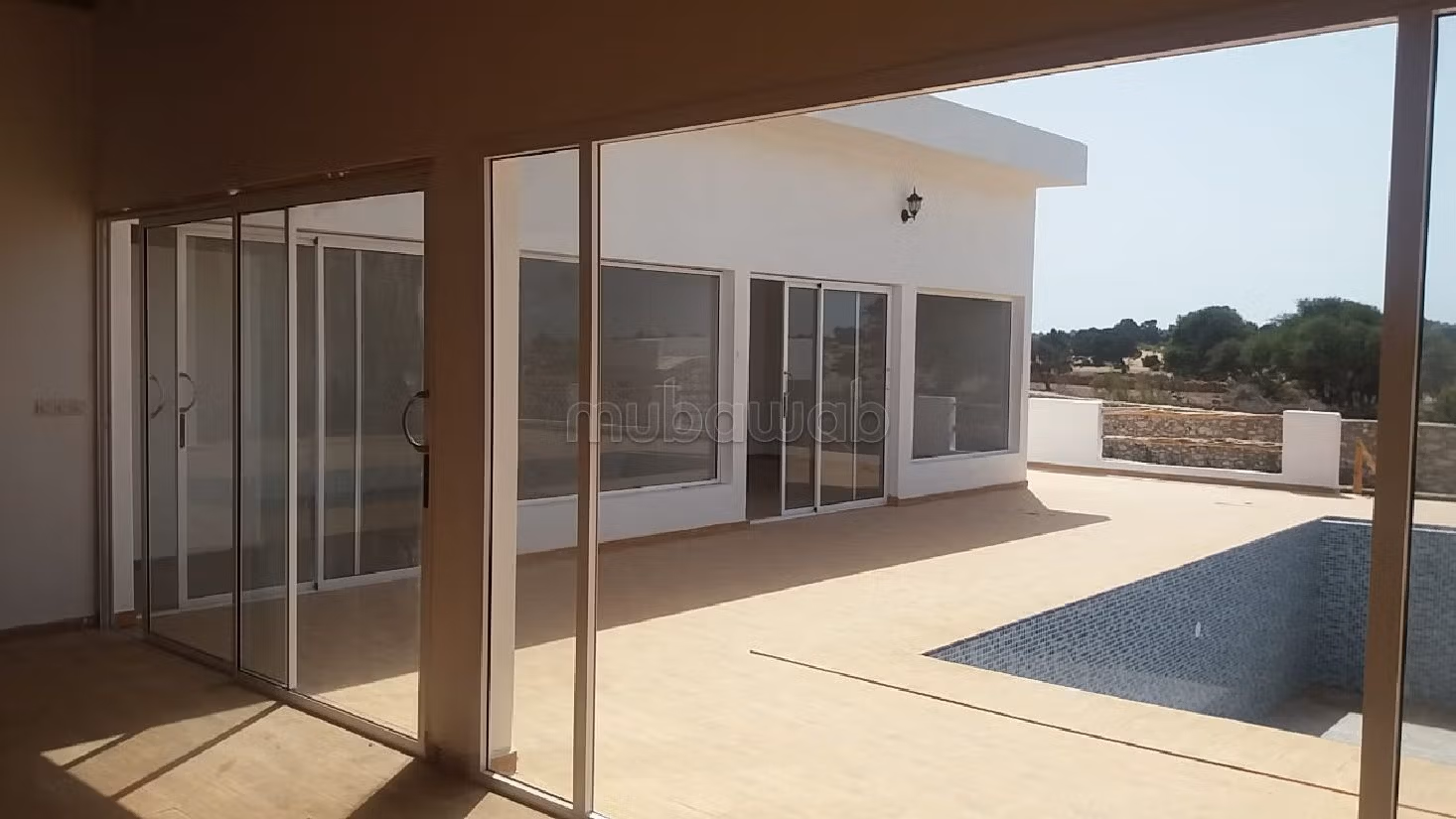 High quality villa for sale. Surface area 1200 m². Garage and terrace.