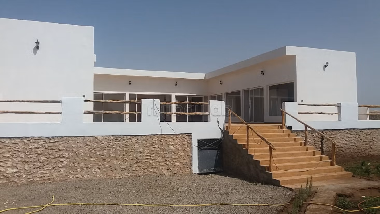 High quality villa for sale. Surface area 1200 m². Garage and terrace.