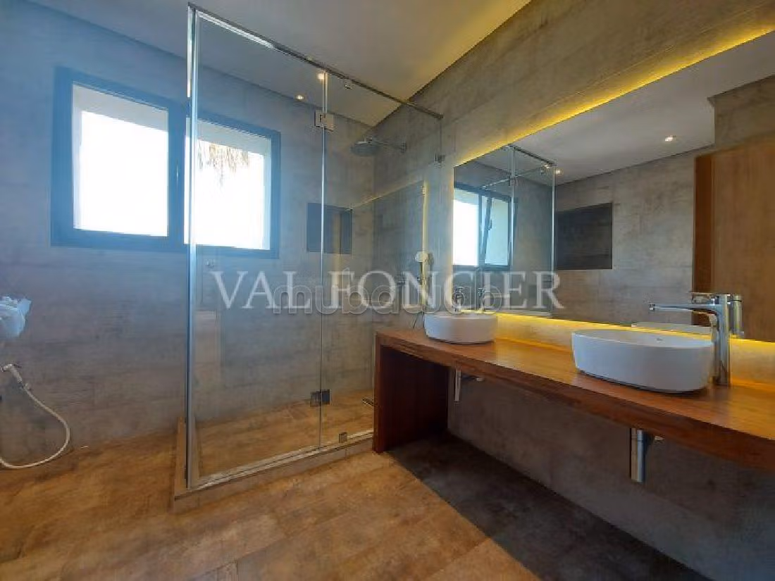 Encuentra una casa en alquiler en Anfa Supérieur. 3 Sala. Piscina y chimenea.