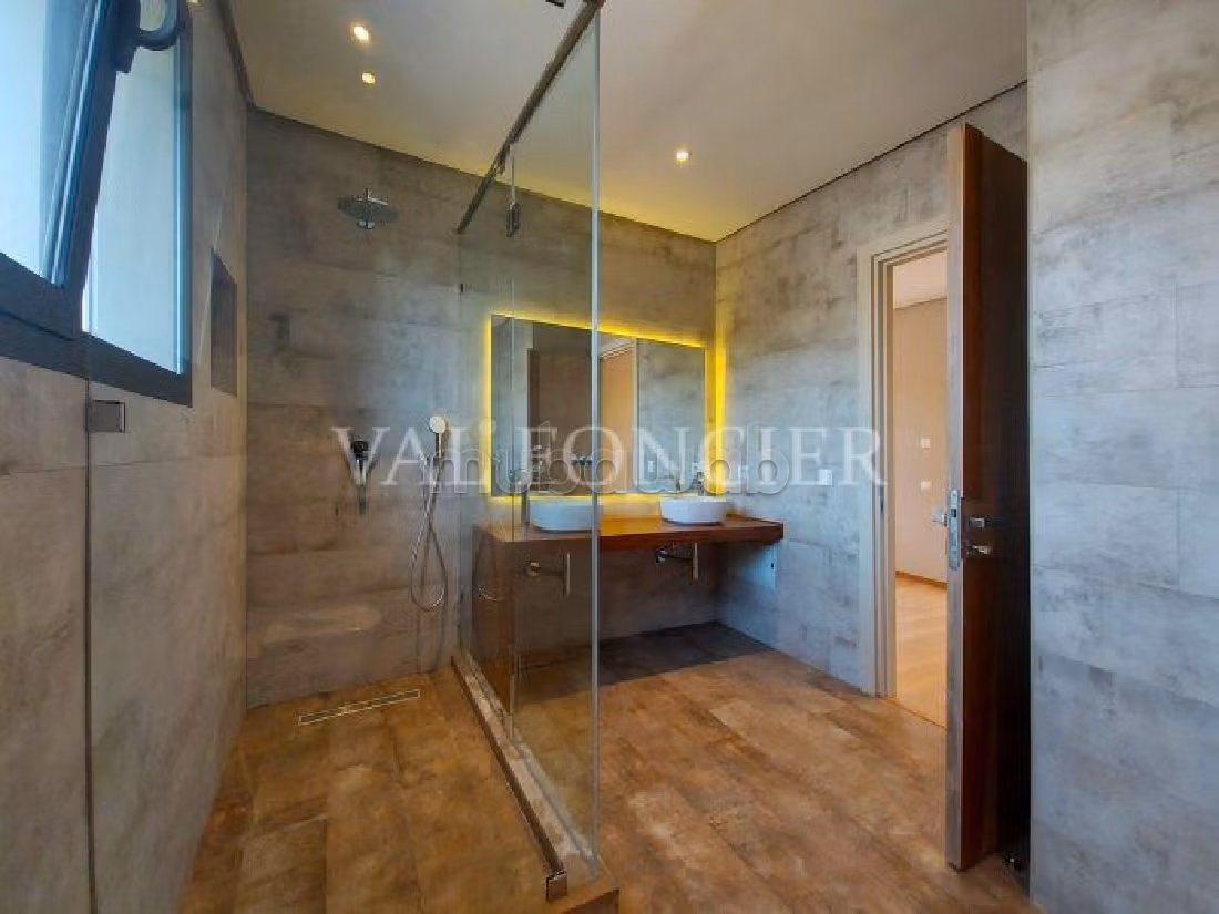 Encuentra una casa en alquiler en Anfa Supérieur. 3 Sala. Piscina y chimenea.