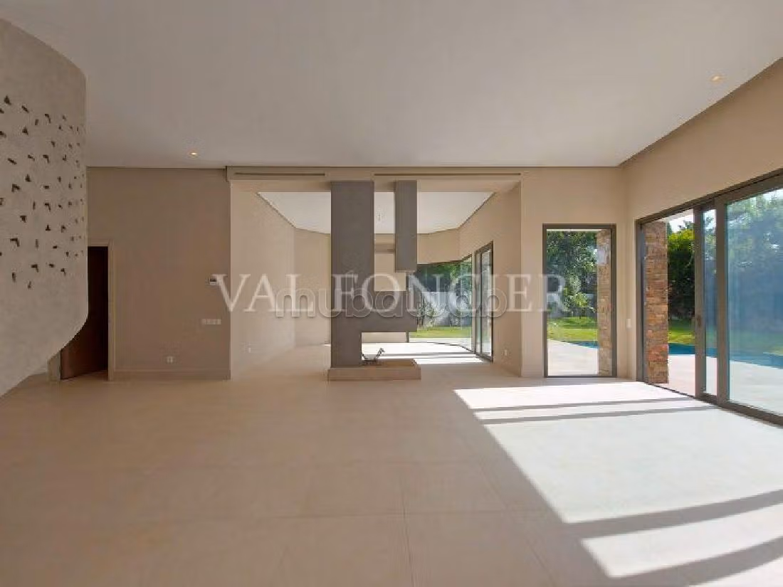 Encuentra una casa en alquiler en Anfa Supérieur. 3 Sala. Piscina y chimenea.