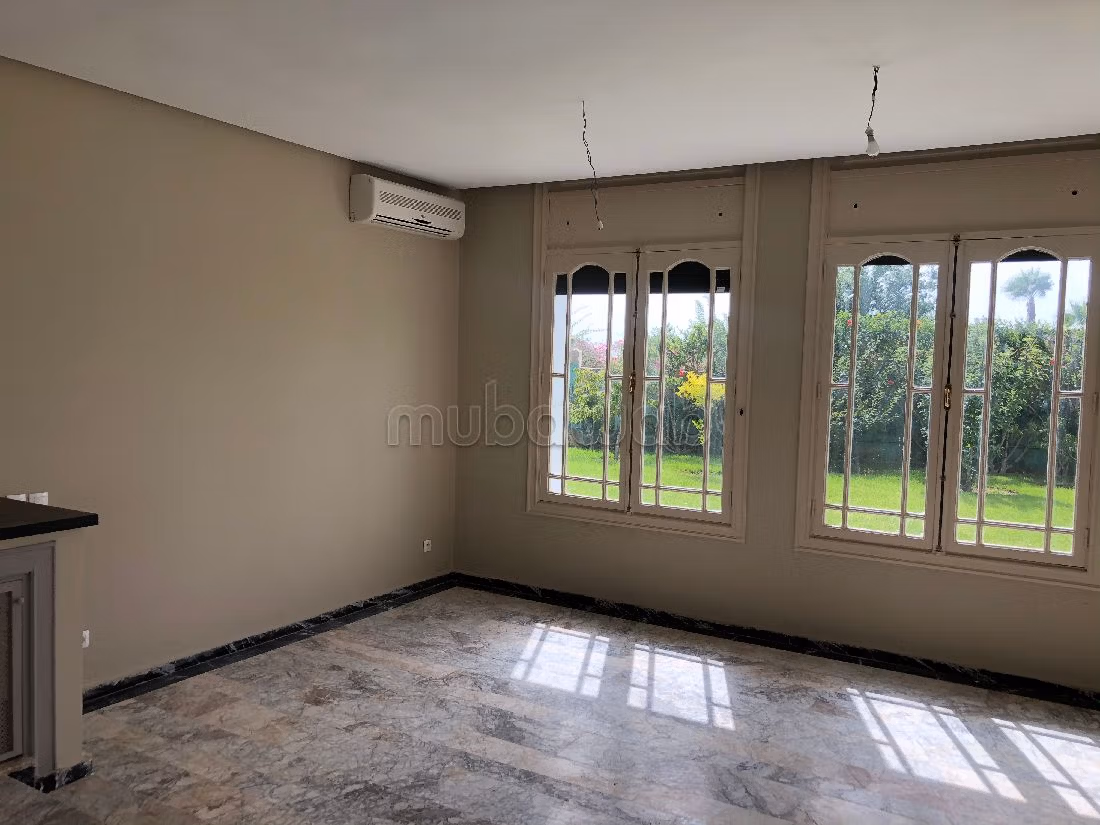 فيلا رائعة للايجار ب حي السفراء. المساحة الكلية 400 م². مسبح وخدمة الكونسياج