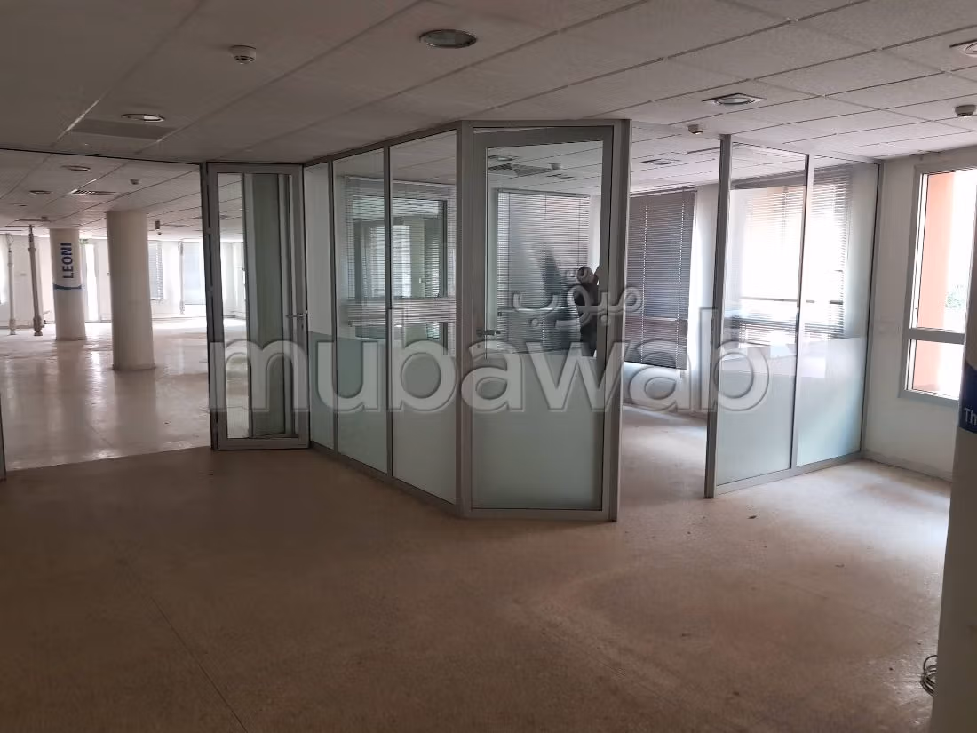 Offices for rent in Sidi Maarouf. Area of 246 m². Cellar, Large terrace