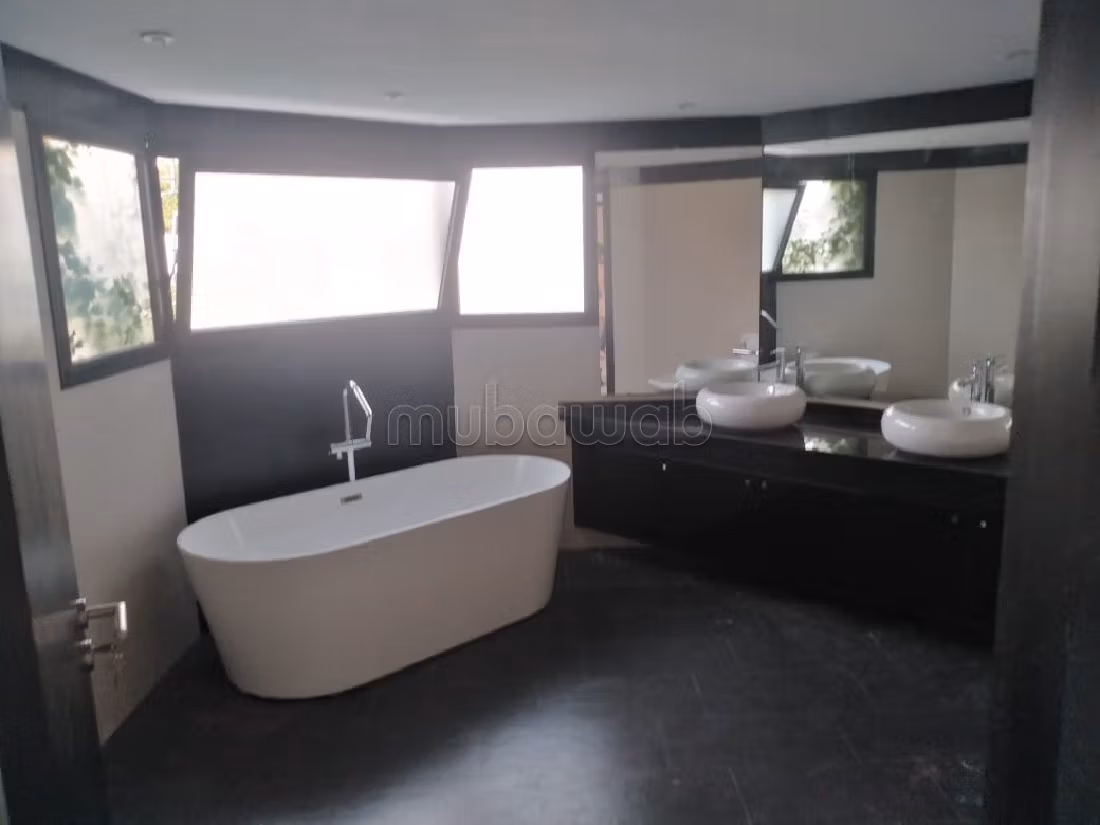 Villa de alto standing en alquiler en Souissi. 7 Sala. Espacios verdes, plazas de estacionamiento.