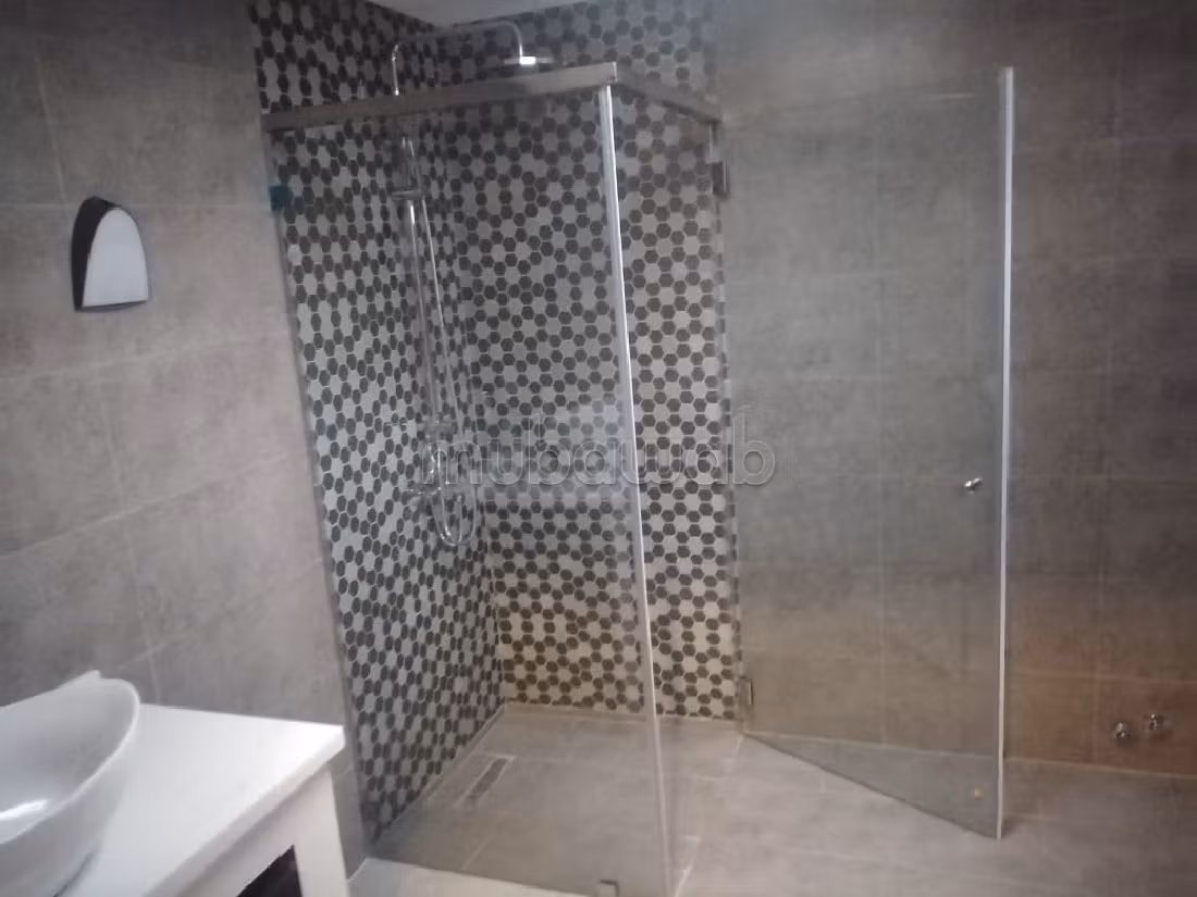 Villa de alto standing en alquiler en Souissi. 7 Sala. Espacios verdes, plazas de estacionamiento.