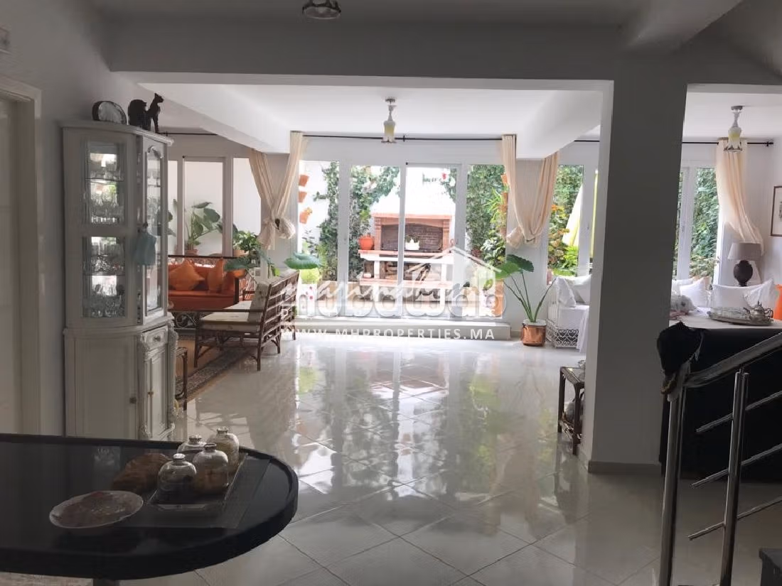 بيع شقة بالمضيق. المساحة 360 م². أماكن وقوف السيارات وشرفة. 