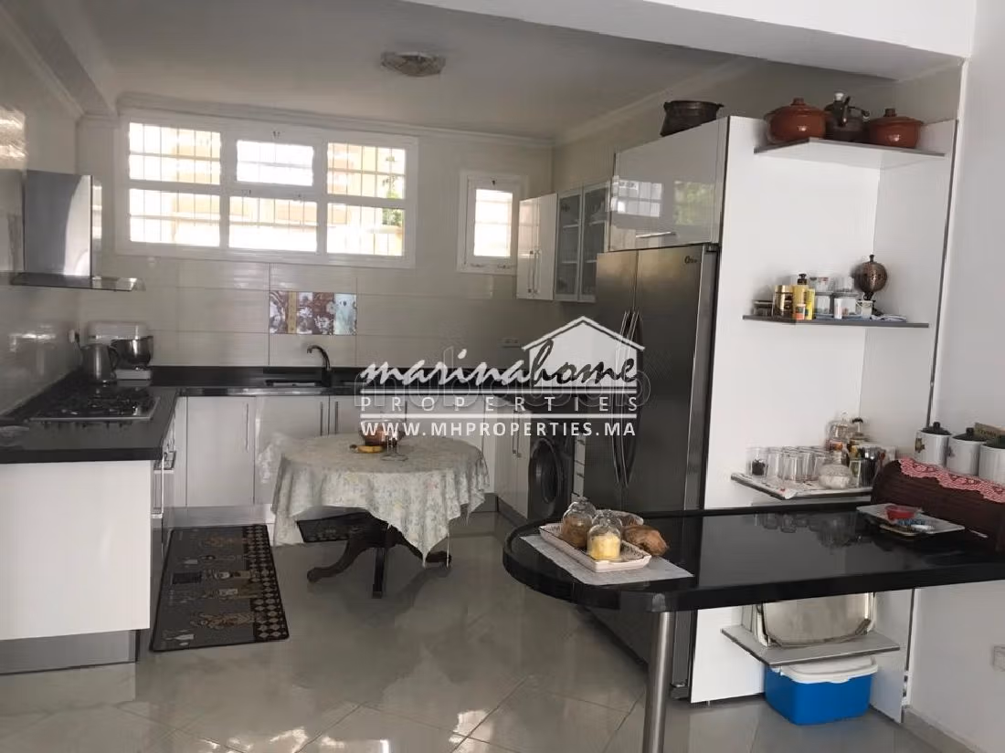 بيع شقة بالمضيق. المساحة 360 م². أماكن وقوف السيارات وشرفة. 