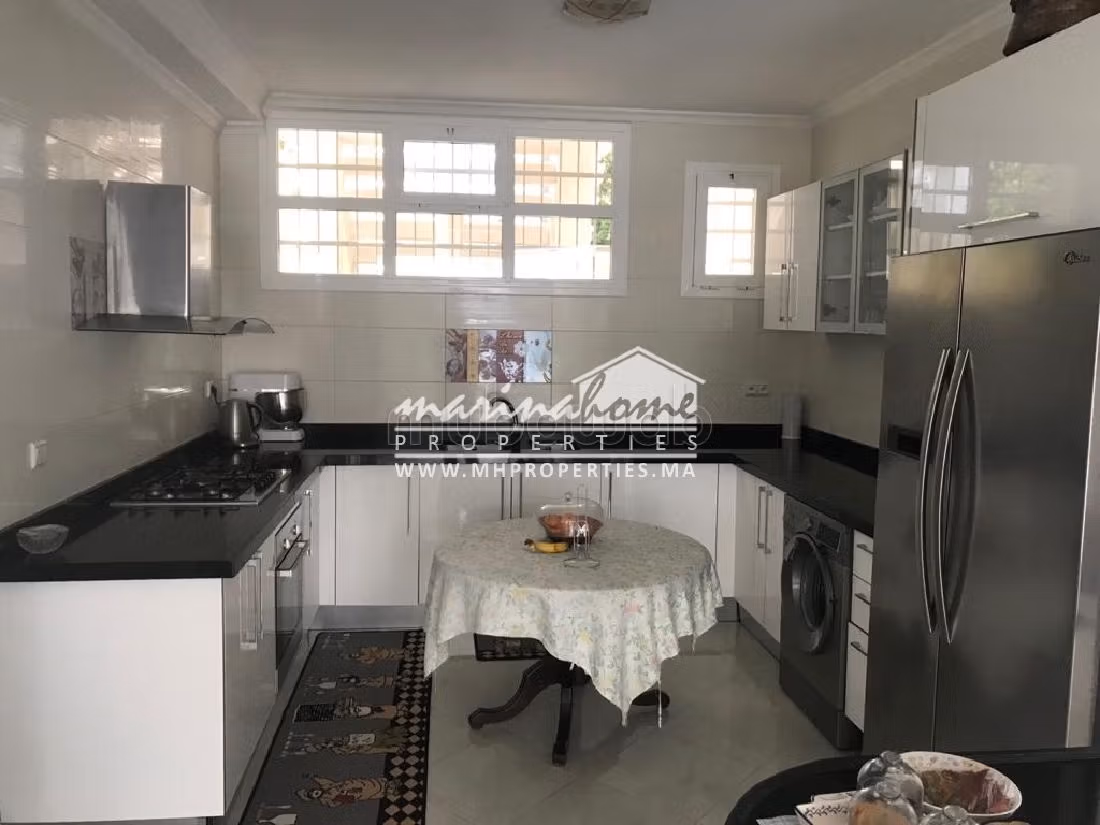 بيع شقة بالمضيق. المساحة 360 م². أماكن وقوف السيارات وشرفة. 