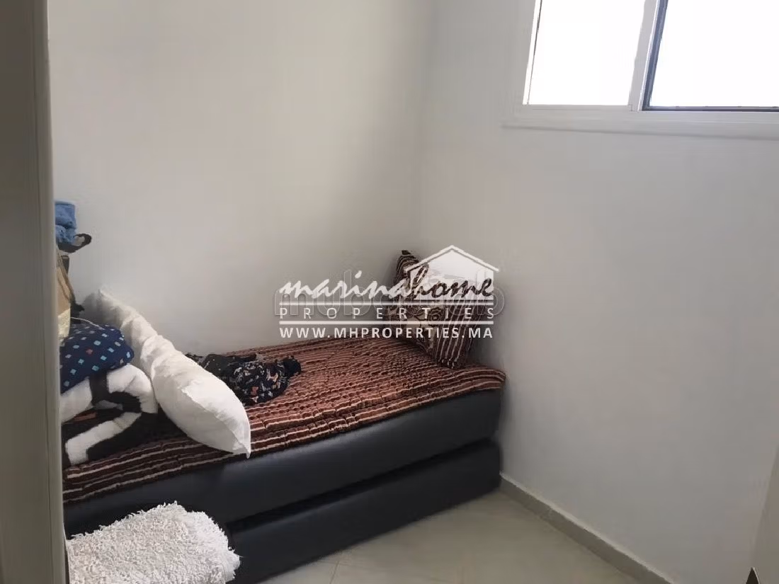 بيع شقة بالمضيق. المساحة 360 م². أماكن وقوف السيارات وشرفة. 