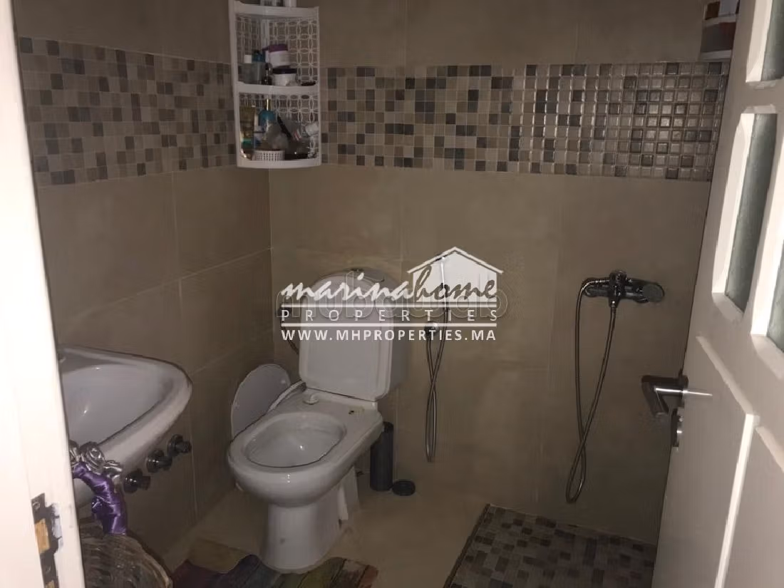 بيع شقة بالمضيق. المساحة 360 م². أماكن وقوف السيارات وشرفة. 