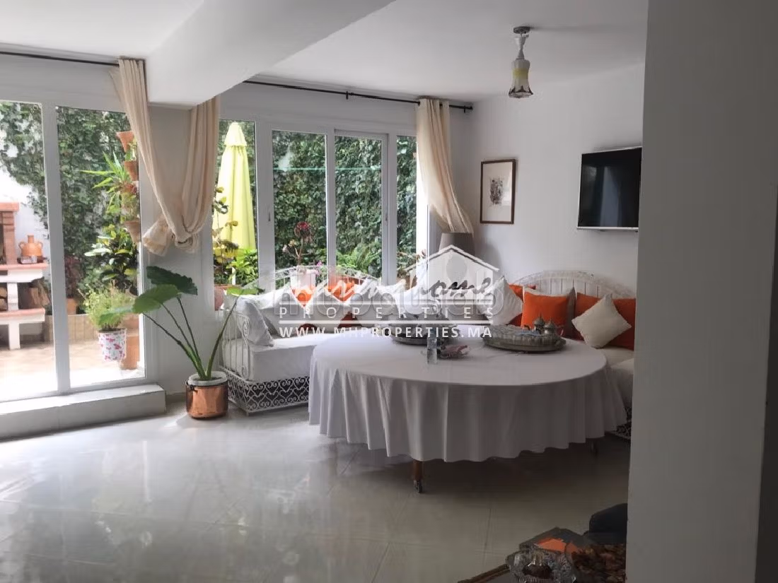 بيع شقة بالمضيق. المساحة 360 م². أماكن وقوف السيارات وشرفة. 