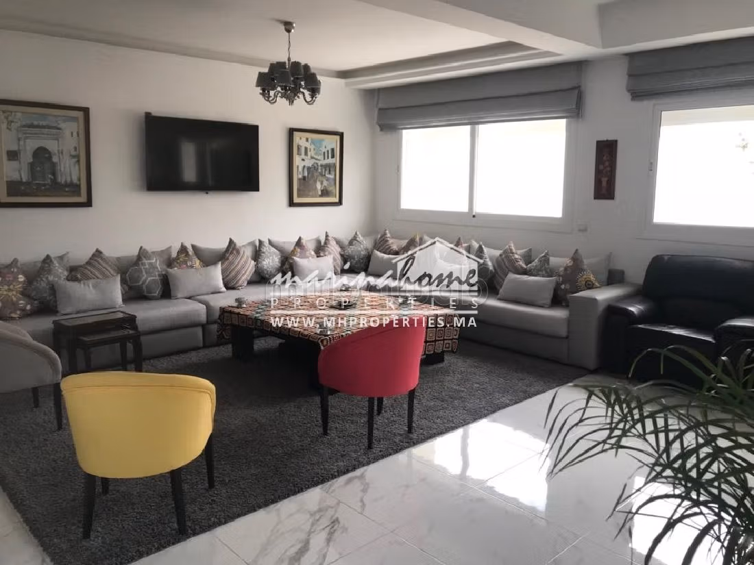 بيع شقة بالمضيق. المساحة 360 م². أماكن وقوف السيارات وشرفة. 