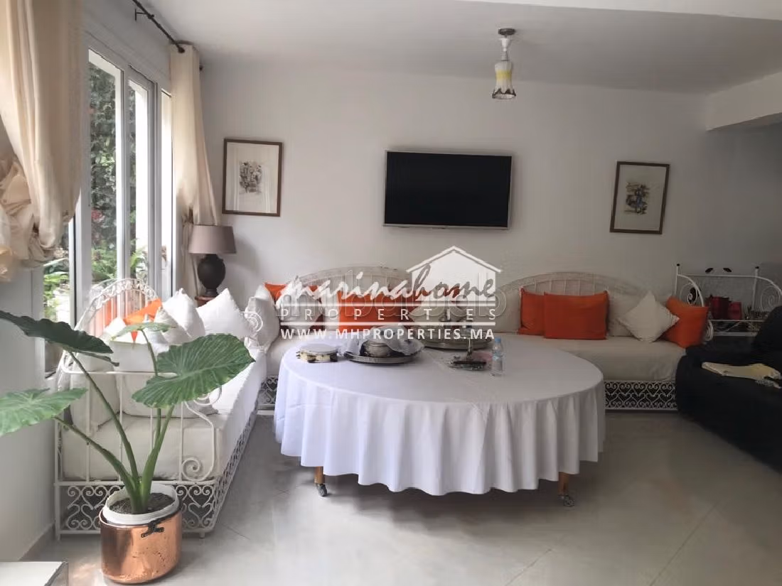 بيع شقة بالمضيق. المساحة 360 م². أماكن وقوف السيارات وشرفة. 